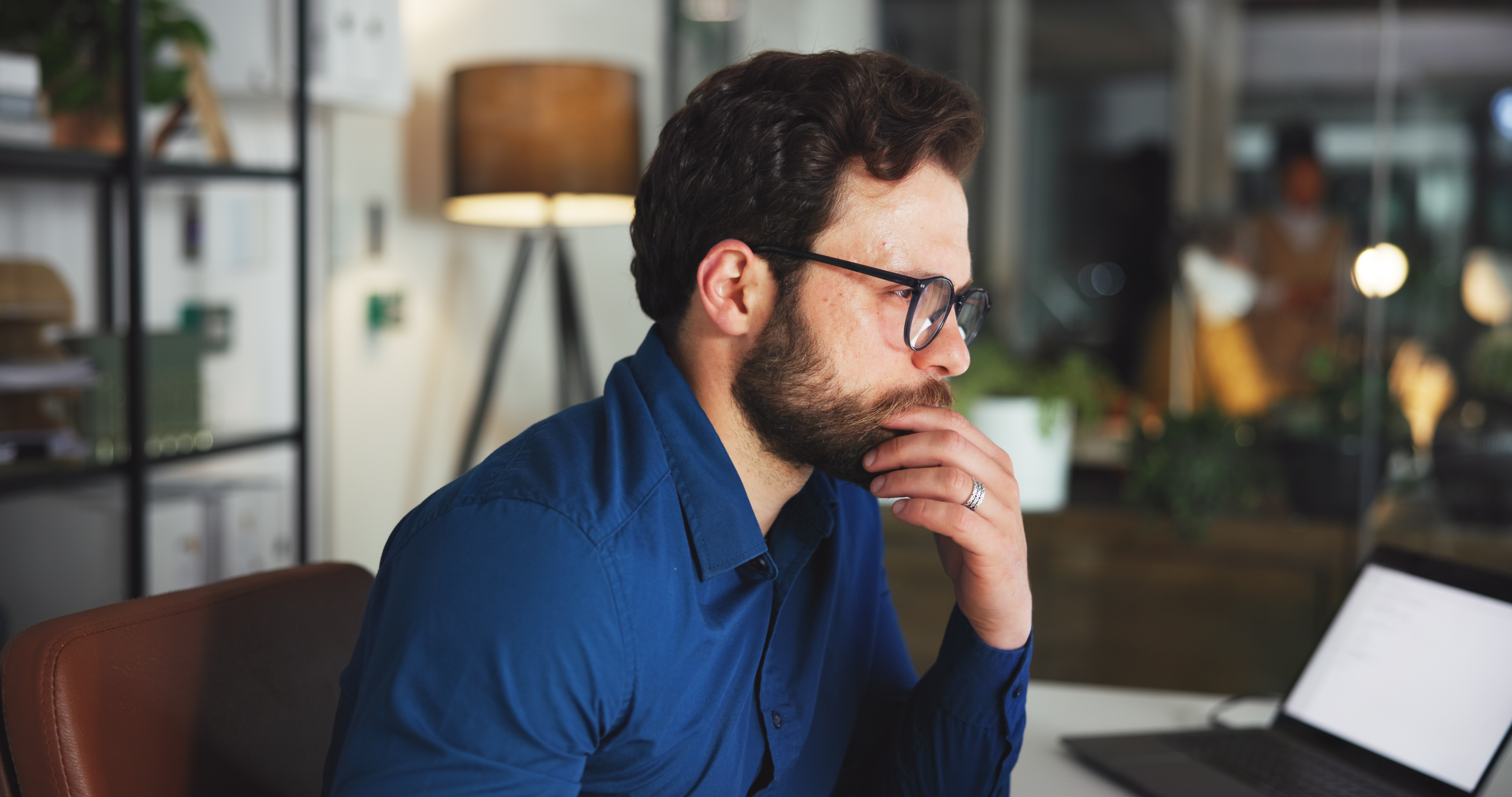 online-thinking-reading-with-business-man-office-marketing-campaign-night-news-vision-digital-branding-reflection-research-with-employee-media-agency-article-deadline